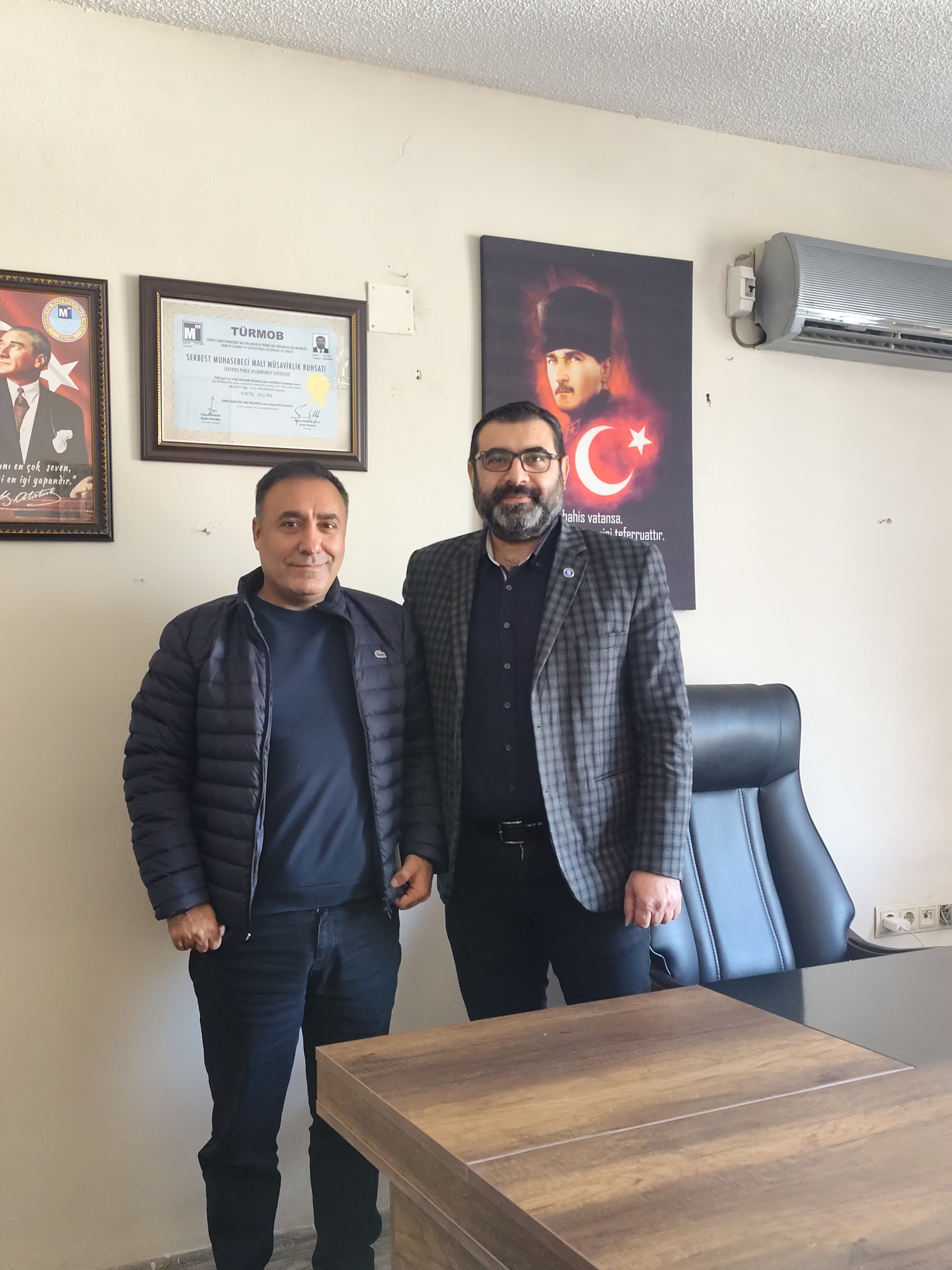 Emin Aslan mali müşavirlik ofisinde bir meslektaşıyla